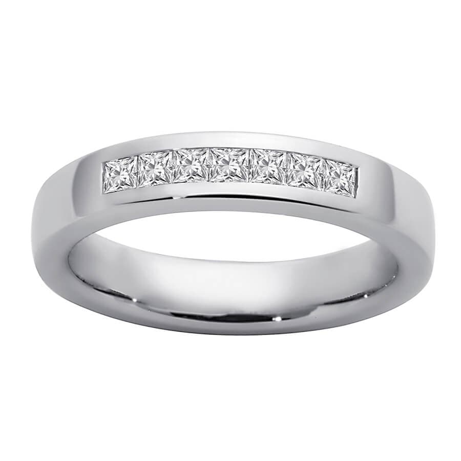 Sølvring med en rad med firkantede diamanter besatt i et elegant, polert design.