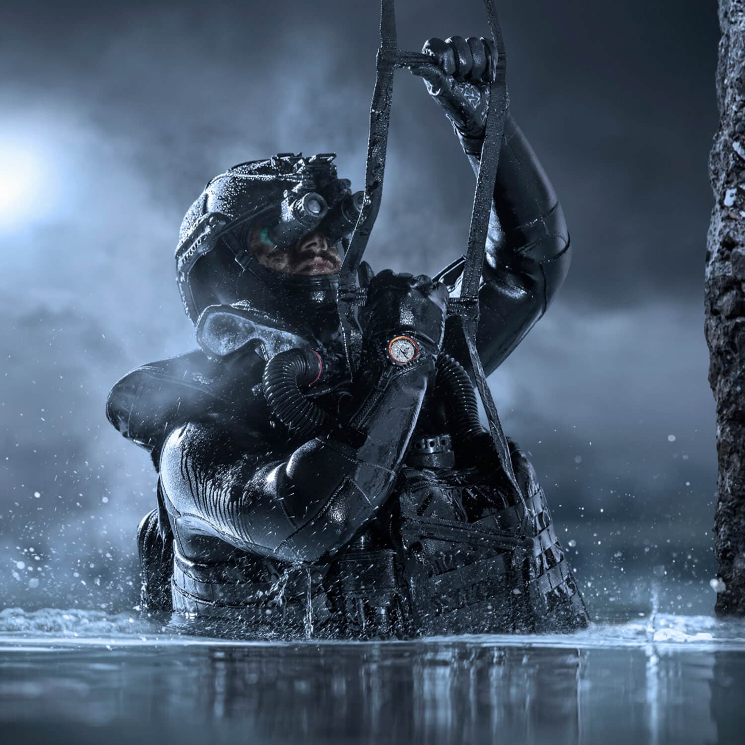 Dykker i fullt utstyr kommer opp av vannet om natten, gripende en taustige, med et sterkt lys som lyser opp scenen og skaper en dramatisk effekt.